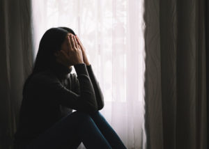 悩む女性